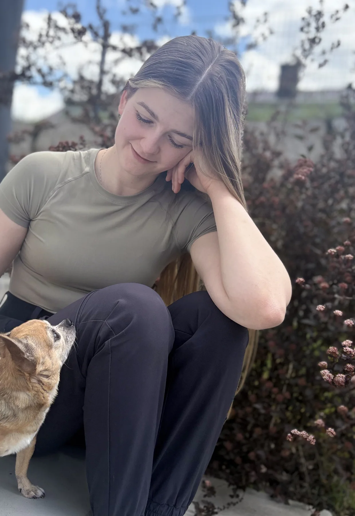 Joanna mit ihrem Hund Nala